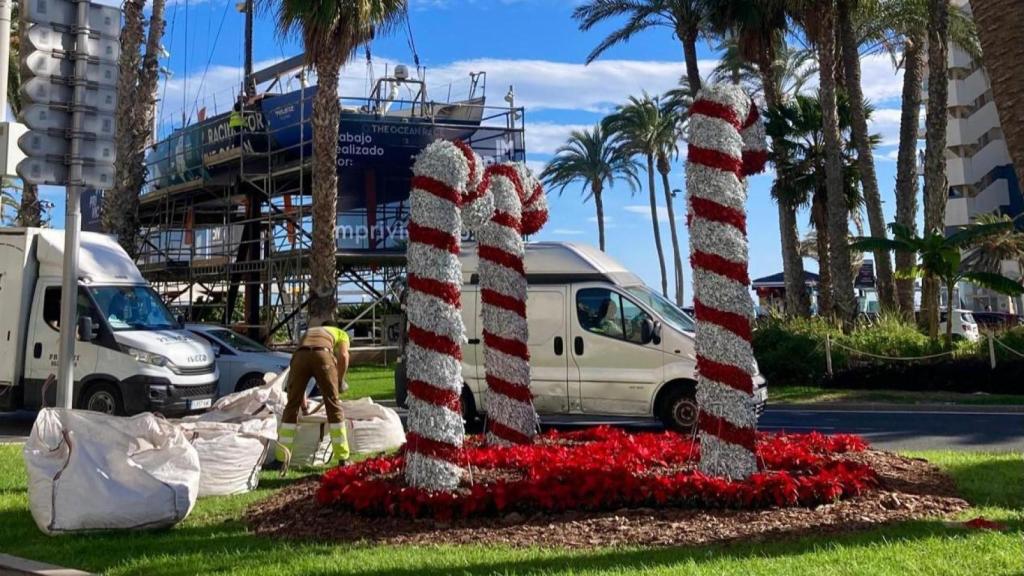 Adornos navideños en la Puerta del Mar.