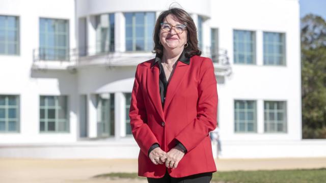 La candidata a rectora de la UA, Amparo Navarro, frente a la torre de control del antiguo aeródromo (hoy Oficina de EcoCampus)