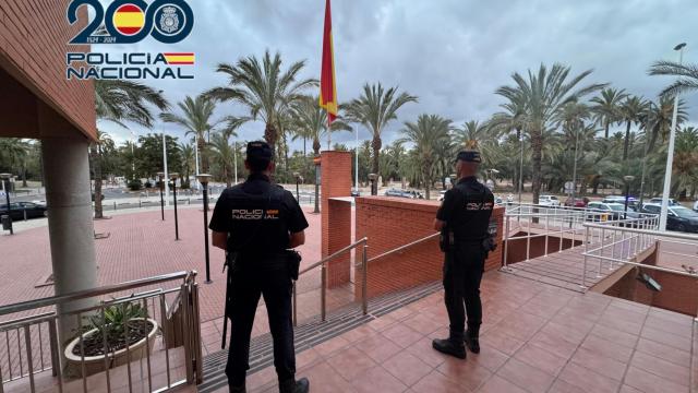 Un policía nacional fuera de servicio salva la vida de una mujer en Elche tras practicarle una RCP