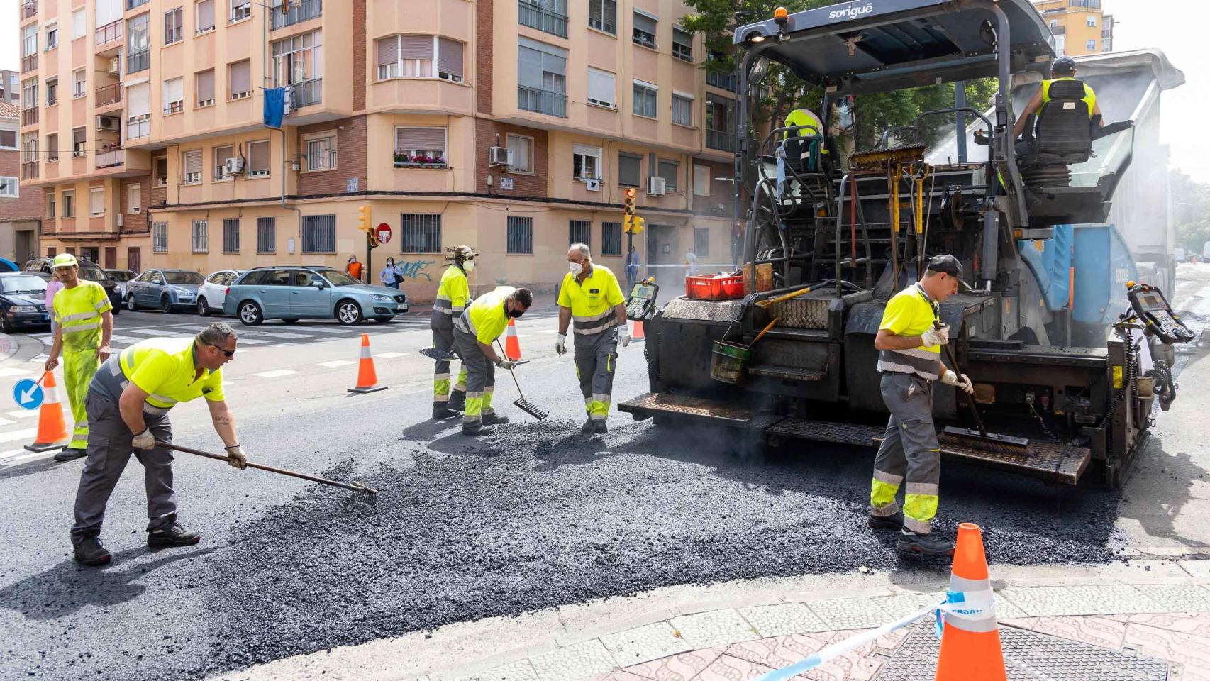 Trabajos de asfaltado en Zaragoza.