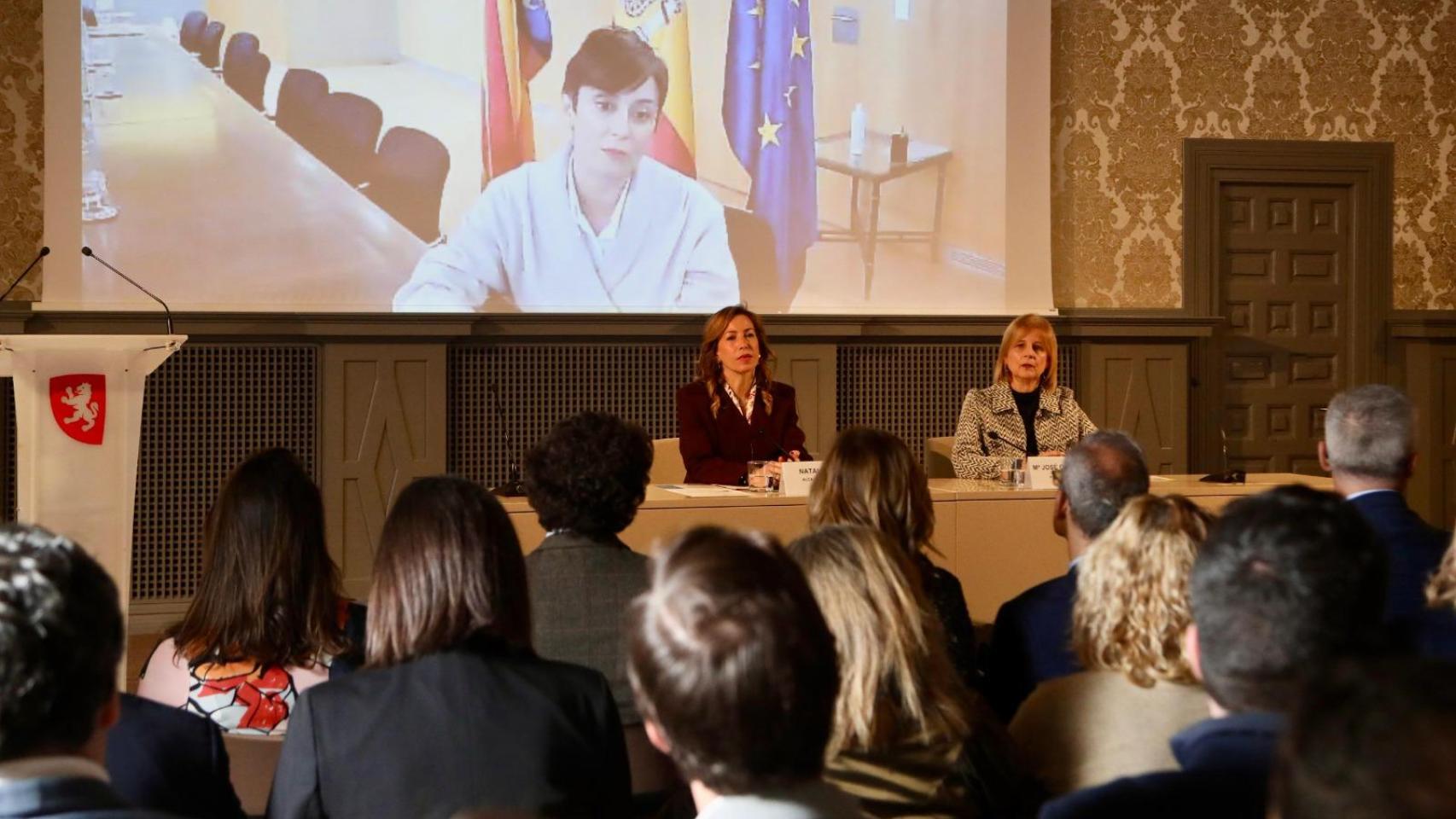 La alcaldesa de Zaragoza, Natalia chueca, junto a la presidenta de la FEMP, María José García Pelayo, y la ministra de Vivienda y Agenda Urbana, Isabel Rodríguez.