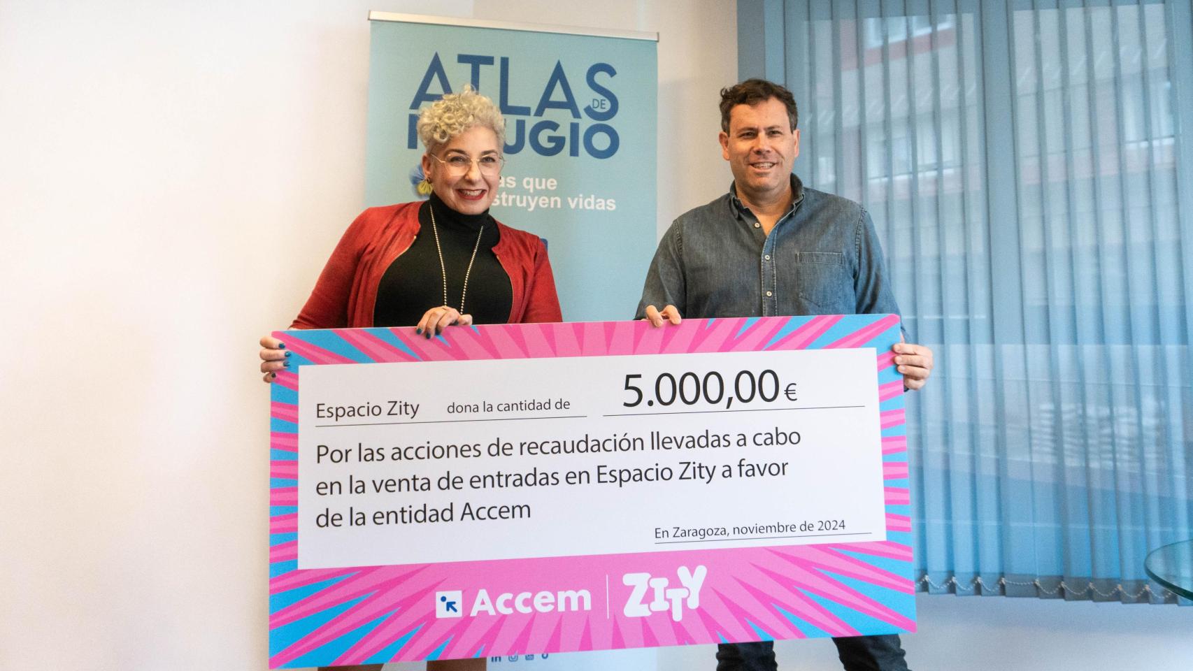 El cheque de 5.000 euros de Espacio Zity a Accem Aragón para apoyar la integración social en Zaragoza.