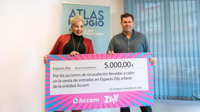 El cheque de 5.000 euros de Espacio Zity a Accem Aragón para apoyar la integración social en Zaragoza.