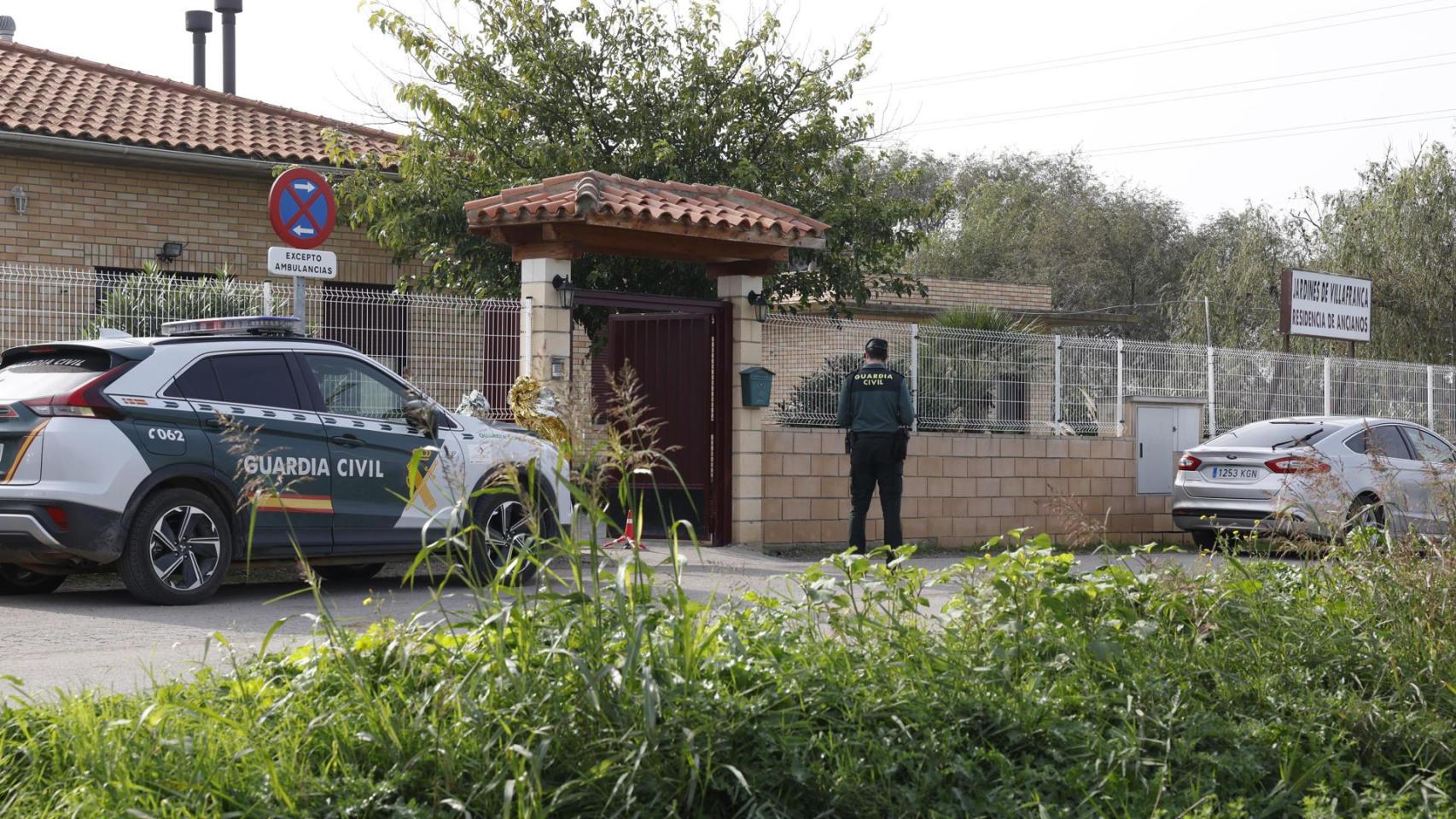 La Guardia Civil a las puertas de la residencia Jardines de Villafranca.