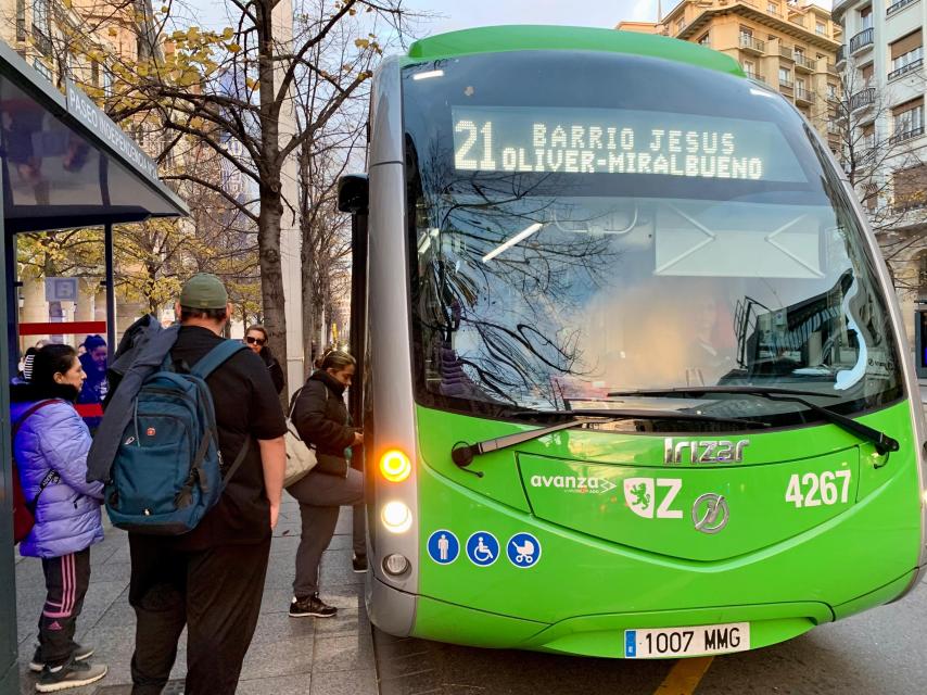 Uno de los buses urbanos de Zaragoza, a su paso por el paseo de la Independencia.