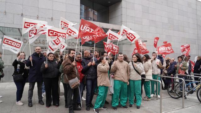 Jornada de huelga de los trabajadores del sector veterinario en Castilla y León en las puertas de la Consejería de Agricultura y Ganadería