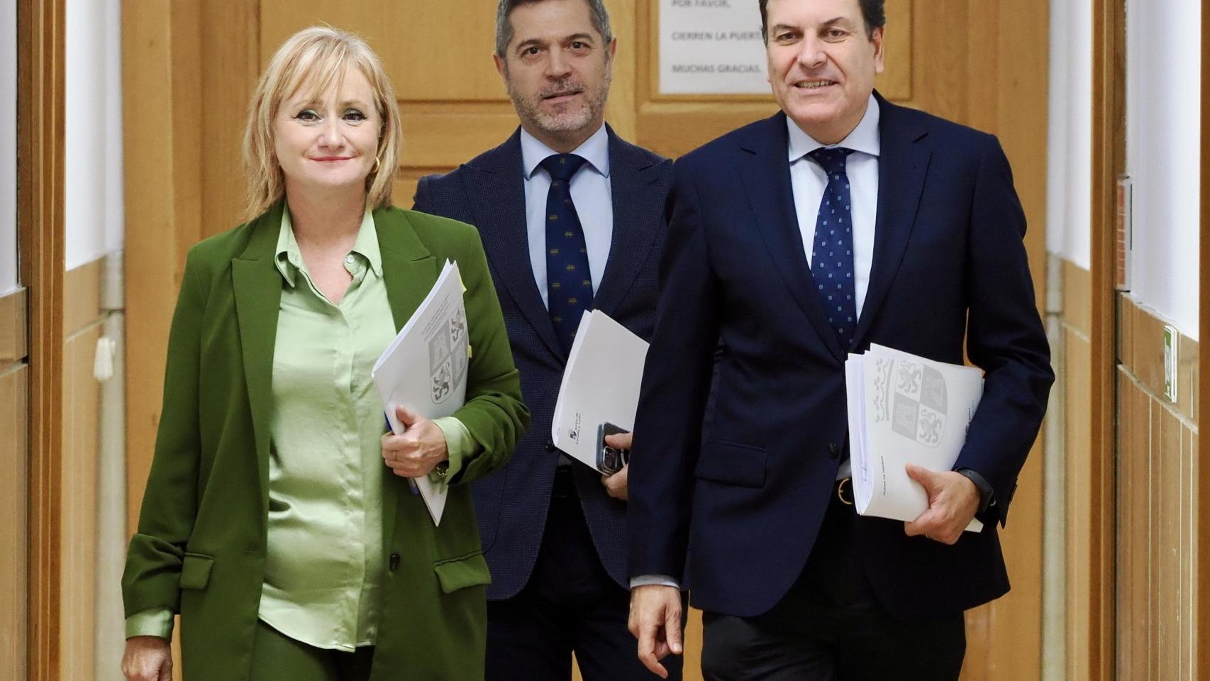 El consejero de Economía y Hacienda y portavoz, Carlos Fernández Carriedo, y la consejera de Industria, Comercio y Empleo, Leticia García, comparecen en rueda de prensa posterior al Consejo de Gobierno