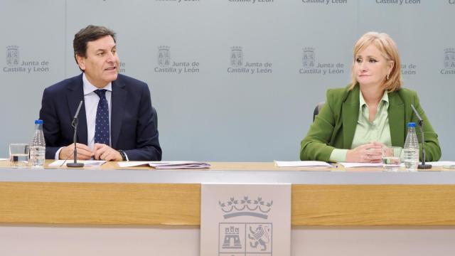 El consejero de Economía y Hacienda y portavoz, Carlos Fernández Carriedo, y la consejera de Industria, Comercio y Empleo, Leticia García, comparecen en rueda de prensa posterior al Consejo de Gobierno