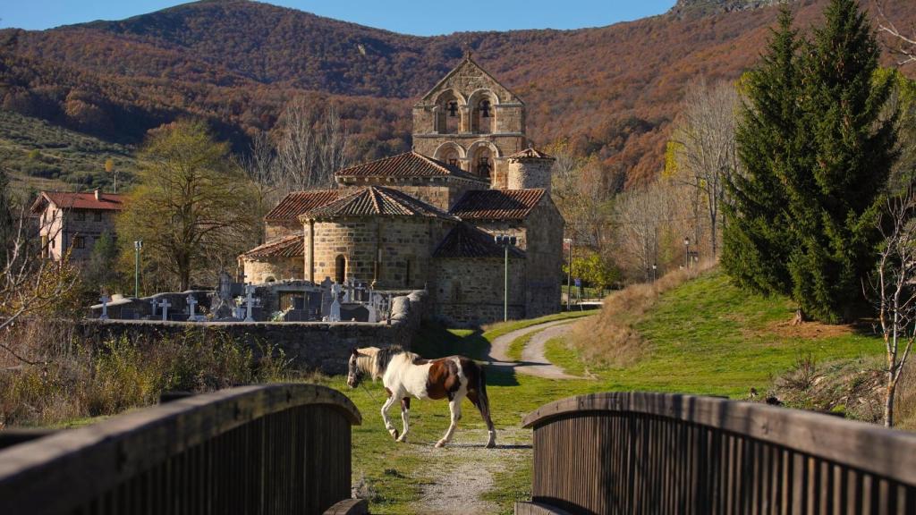 Iglesia de San Salvador de Cantamuda, enclavada en un entorno idílico