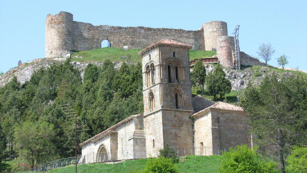 El castillo, con la iglesia ermita de Santa Cecilia a sus pies