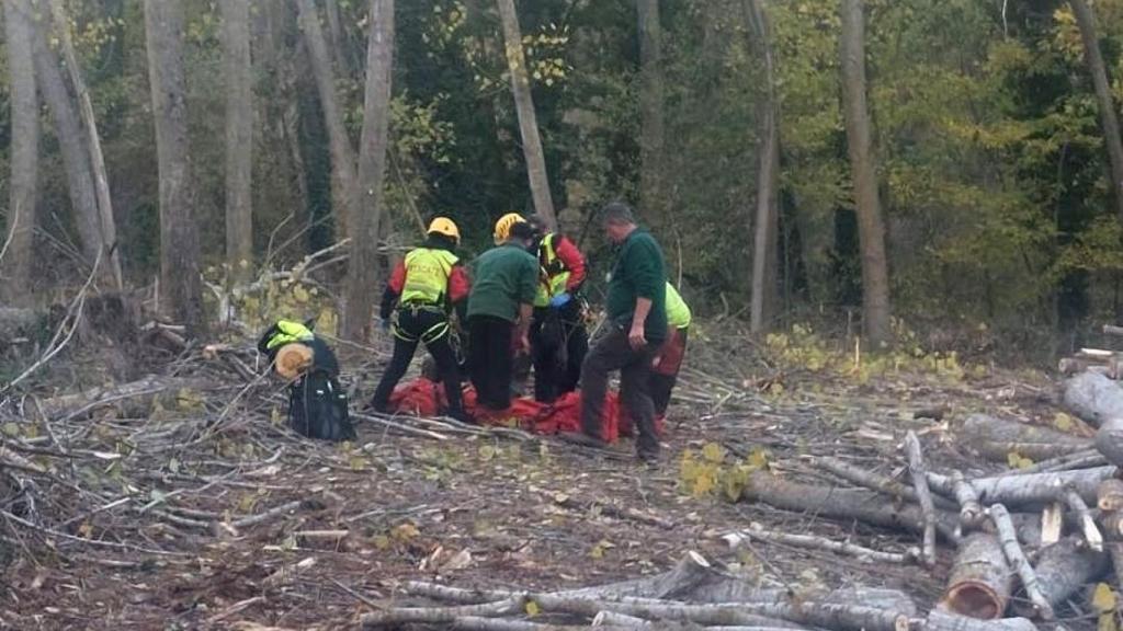 El Grupo de Rescate de la Junta de Castilla y León auxilia a un trabajador herido en una zona de monte en Aguasal