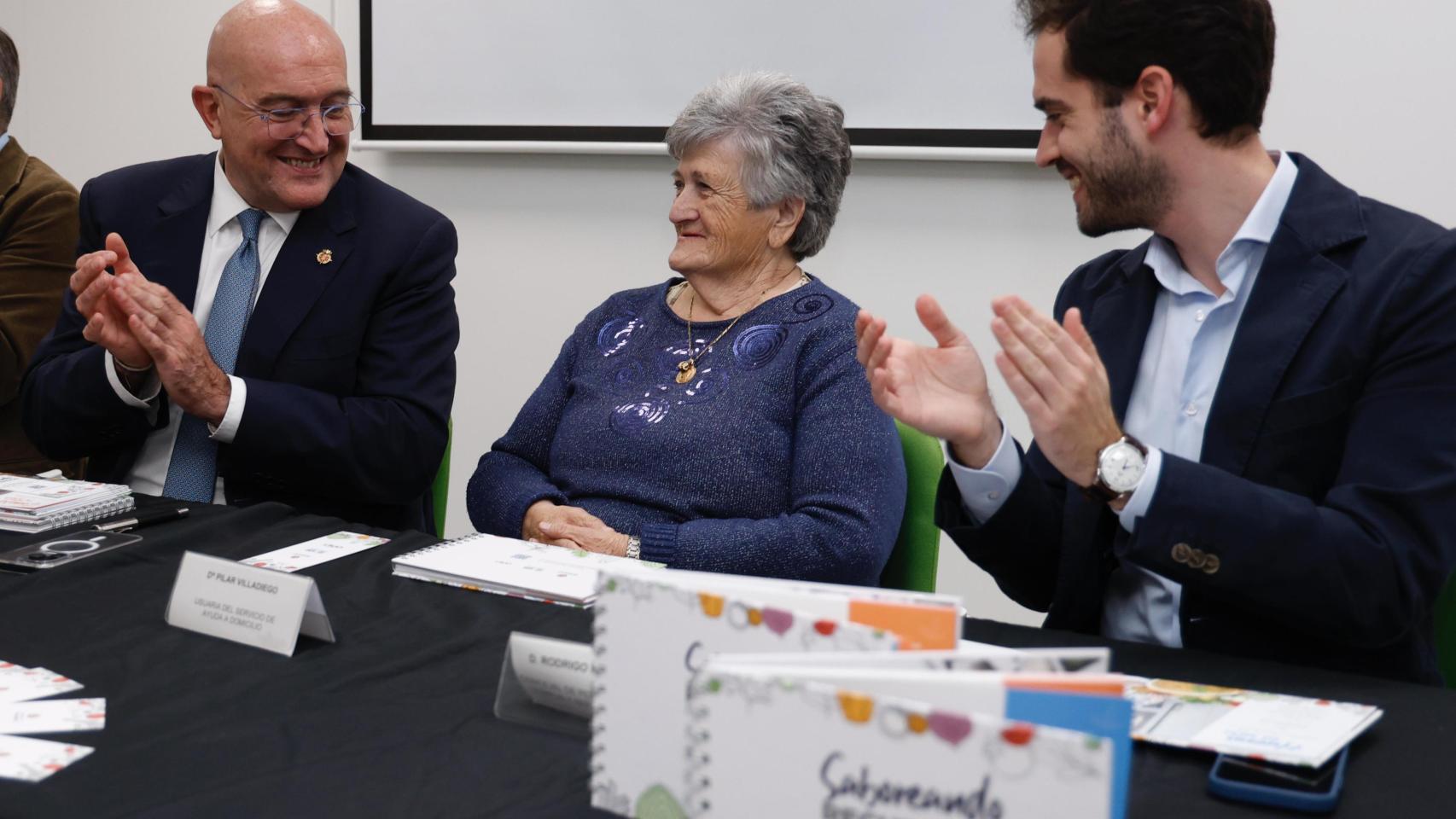 El alcalde de Valladolid, Jesús Julio Carnero, junto con el concejal de Personas Mayores, Familia y Servicios Sociales, Rodrigo Nieto García, presentando el libro 'Saborea Recuerdos'