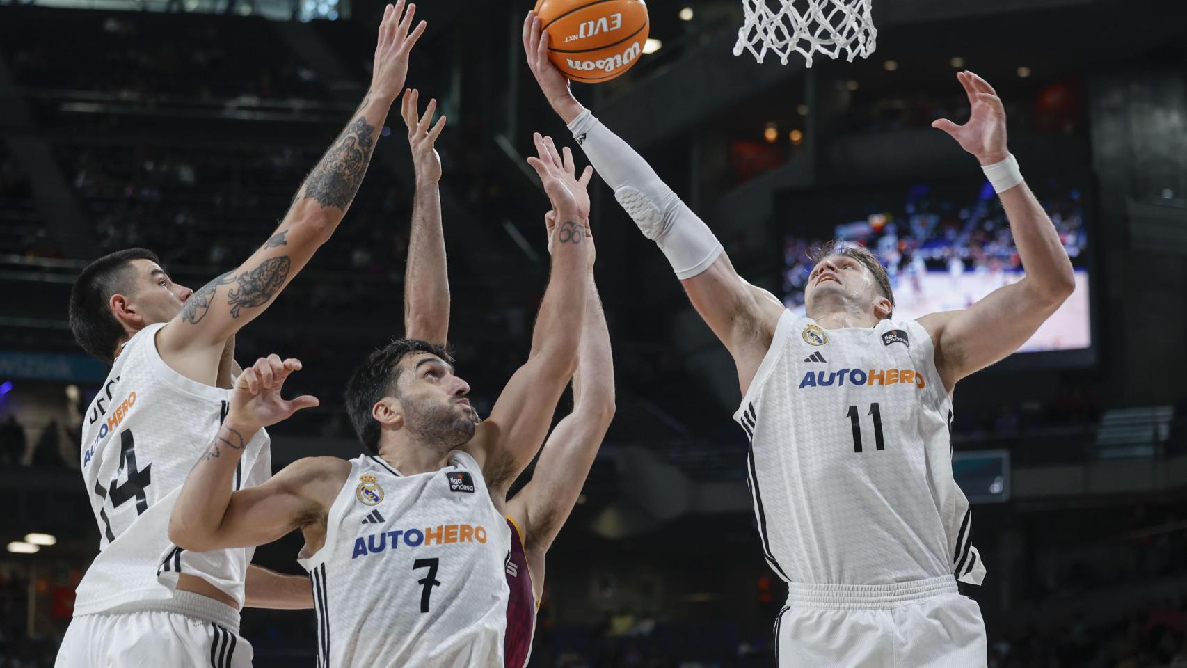 Deck, Campazzo y Hezonja tratan de meter a canasta en el último partido ante Hipos Lleida.