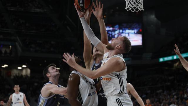 Dzanan Musa tira a canasta en el partido de la Euroliga ante el Alba Berlín.