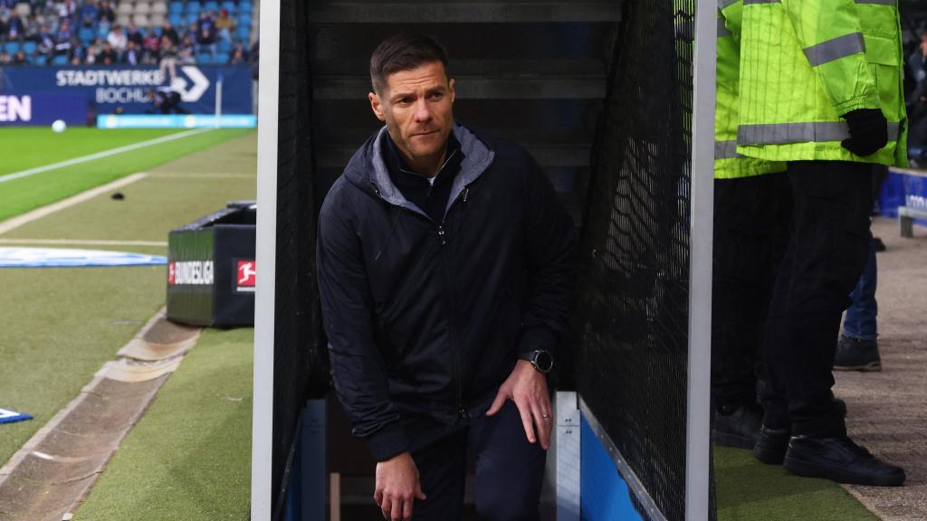 Xabi Alonso sale del túnel de vestuarios en la Bundesliga.