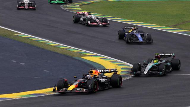 Max Verstappen liderando la carrera durante el GP de Brasil.