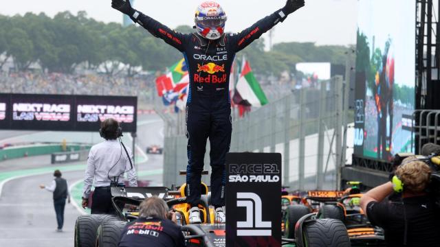 Max Verstappen celebra la victoria en el GP de Brasil.