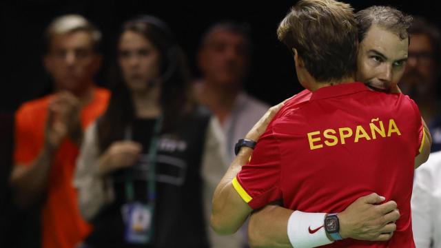 David Ferrer se abraza con Rafa Nadal.