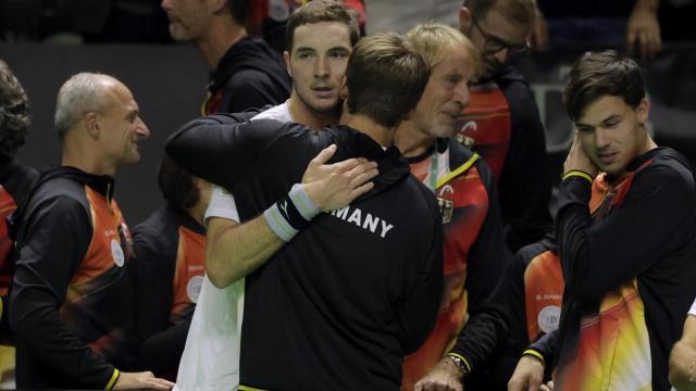 Struff celebra con el equipo alemán la victoria en los cuartos de la Copa Davis.