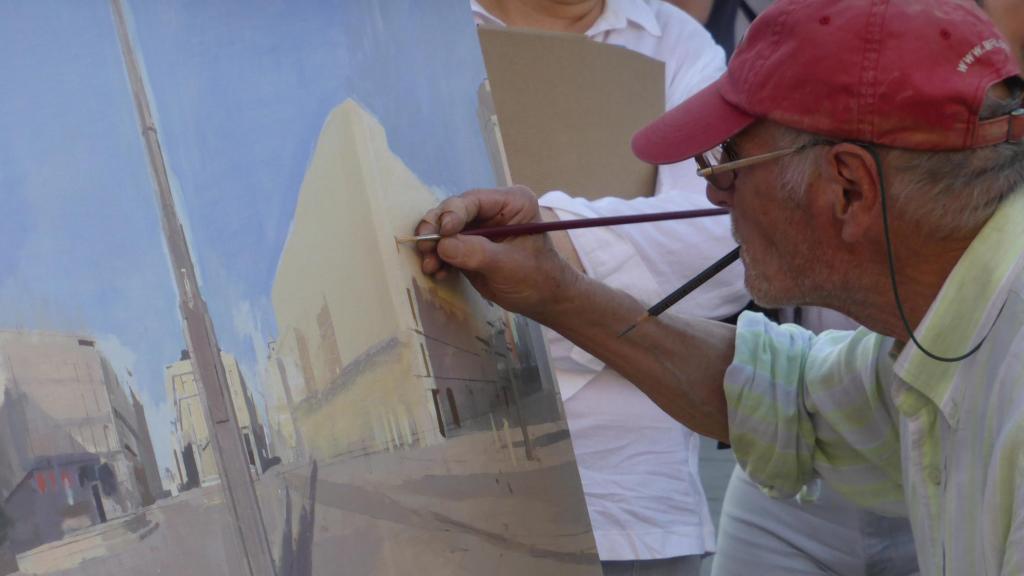 Antonio López pintando en la Puerta del Sol en julio de 2021. Foto: Carlos Teixidor Cadenas