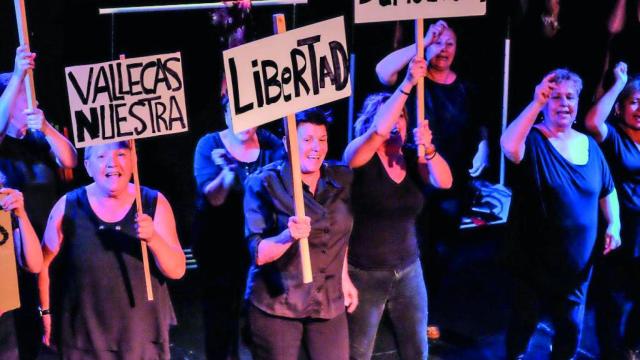 Una escena de 'De barro, flores y lucha', del grupo Teatrekas, compuesto por vecinas de Vallecas