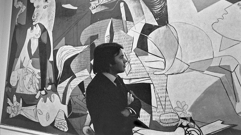 Felipe González ante el 'Guernica' de Picasso en el MoMA de Nueva York, en 1977. Foto: © Manel Armengol, VEGAP, Madrid / Museo Reina Sofía