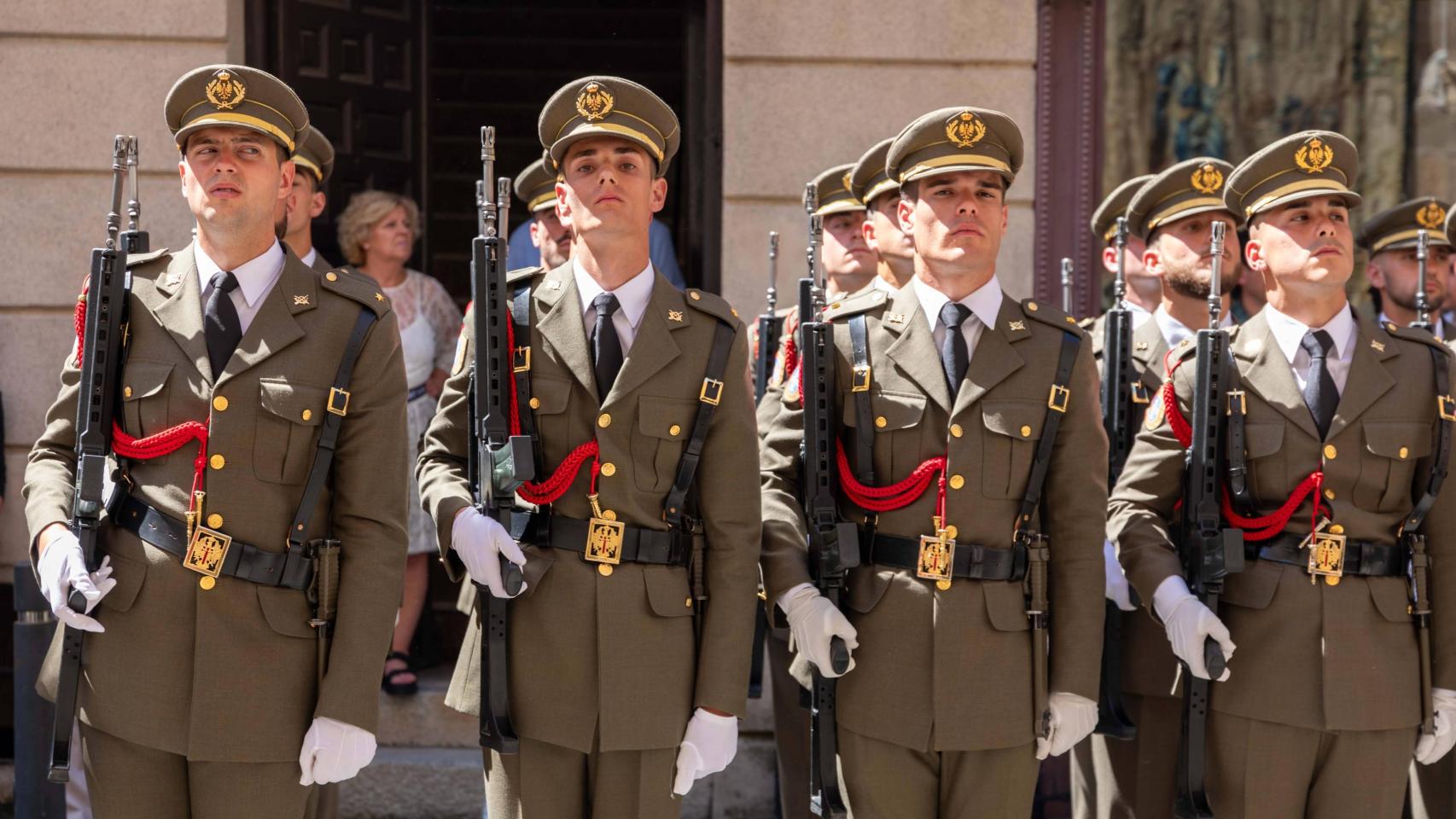 Alféreces cadetes de la Academia de Infantería durante la procesión del Corpus.