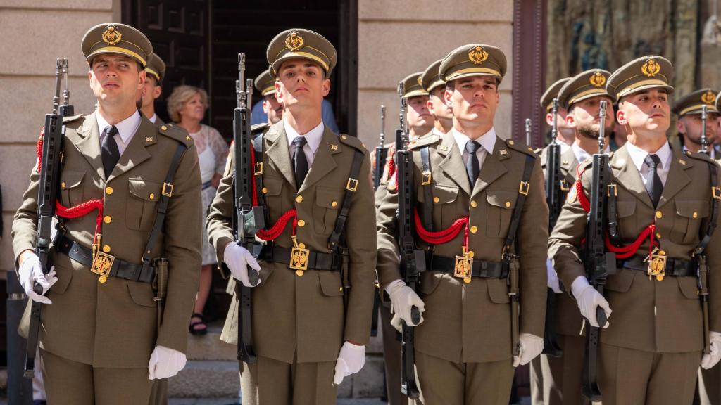 Alféreces cadetes de la Academia de Infantería durante la procesión del Corpus.