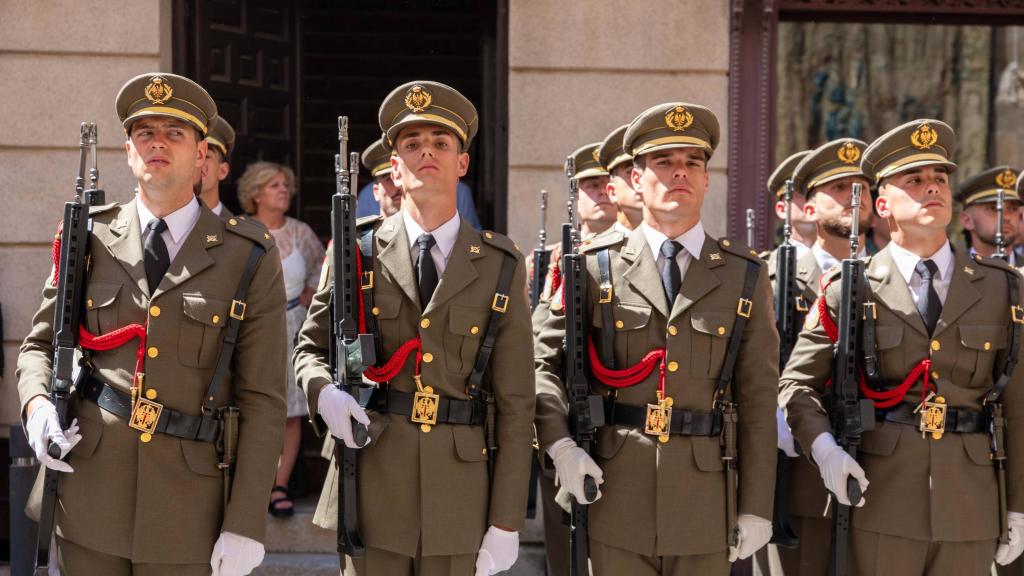 Alféreces cadetes de la Academia de Infantería durante la procesión del Corpus.