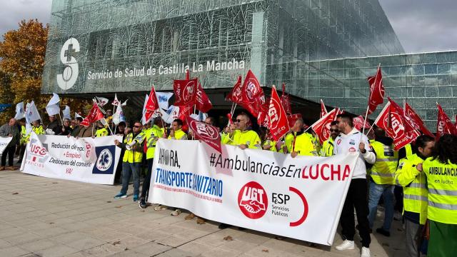 Protesta frente a la sede del Sescam. Foto: CCOO.