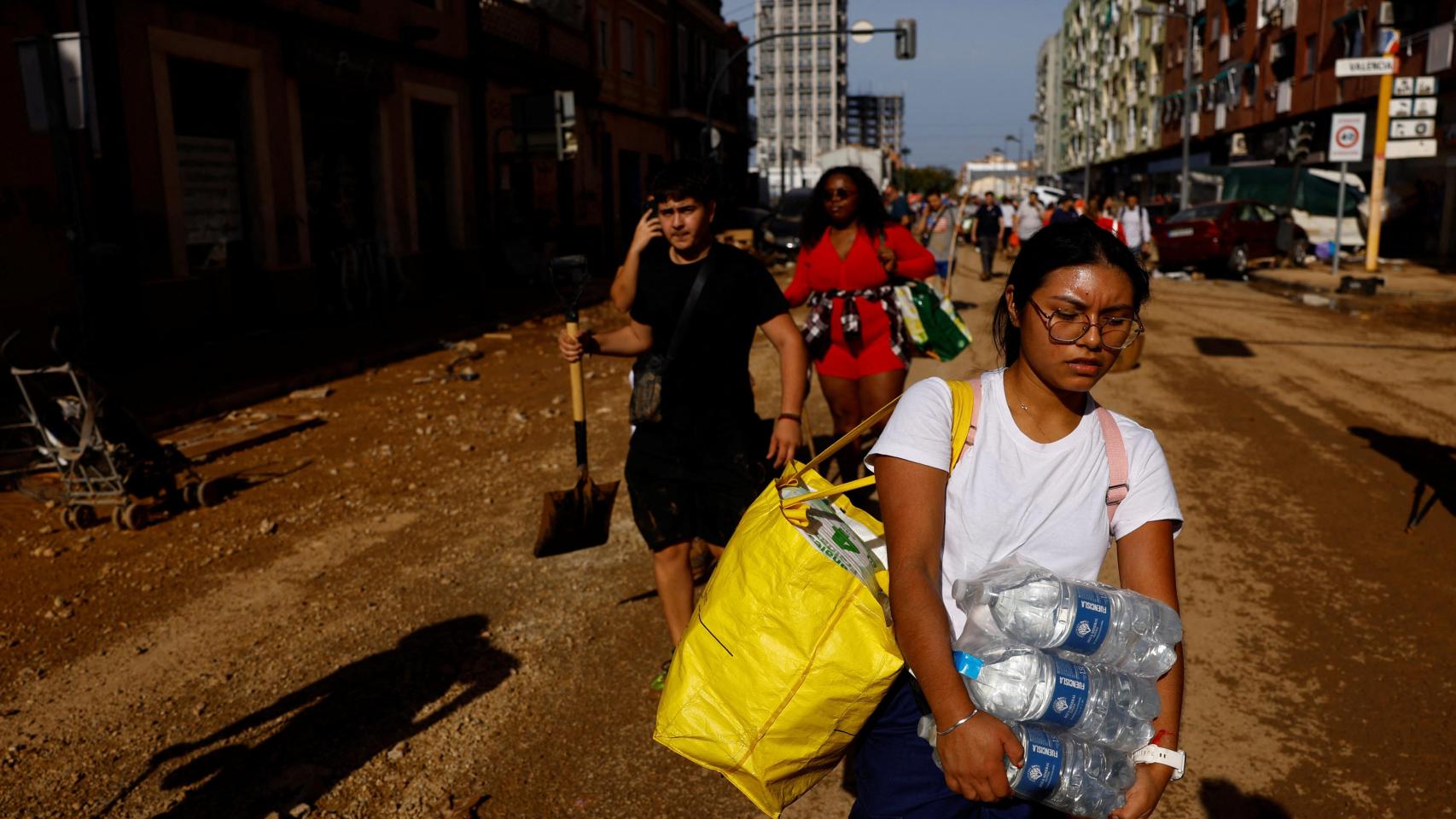 Fotografía de una mujer cargando suministros tras la DANA  ocurrida en Valencia el 29 de octubre de 2024.