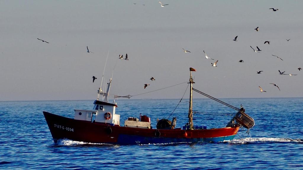 Barco de pesca en la costa Brava.