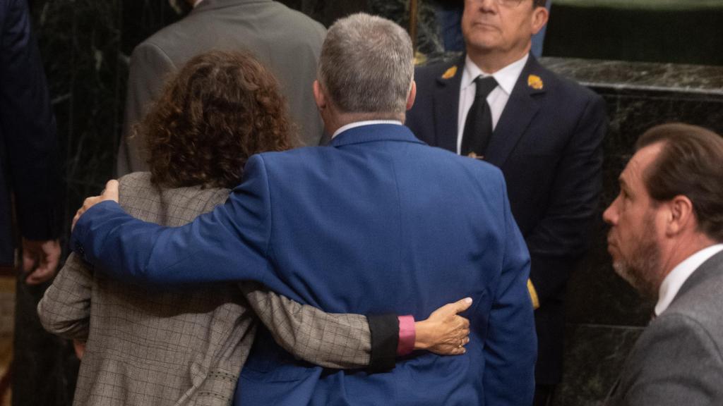 María Jesús Montero y Santos Cerdán, abrazados, de espaldas, este jueves en el Congreso.