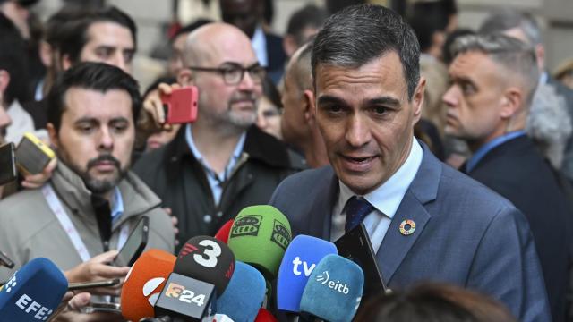 El presidente del Gobierno, Pedro Sánchez, realiza declaraciones tras el pleno celebrado este jueves en el Congreso.