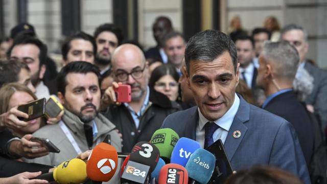 El presidente del Gobierno, Pedro Sánchez, realiza declaraciones tras el pleno celebrado este jueves en el Congreso de los Diputados.