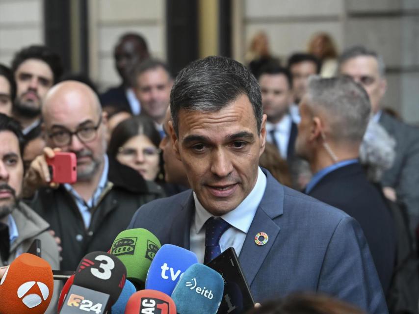 El presidente del Gobierno, Pedro Sánchez, realiza declaraciones tras el pleno celebrado este jueves en el Congreso de los Diputados.