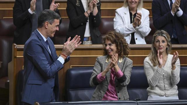 El presidente del Gobierno, Pedro Sánchez, y las vicepresidentas María Jesús Montero y Yolanda Díaz, este jueves en el Congreso de Los Diputados.