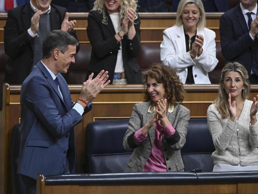 El presidente del Gobierno, Pedro Sánchez, y las vicepresidentas María Jesús Montero y Yolanda Díaz, este jueves en el Congreso de Los Diputados.