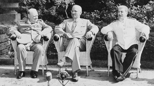 El 'premier' Winston Churchill, el presidente Truman y el líder de la URSS, Stalin, durante la conferencia de Postdam.