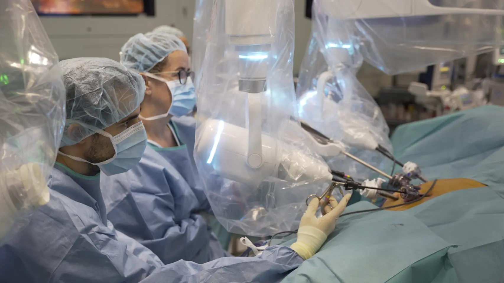 The first itinerant surgical robot that opens precision surgery to small and medium hospitals