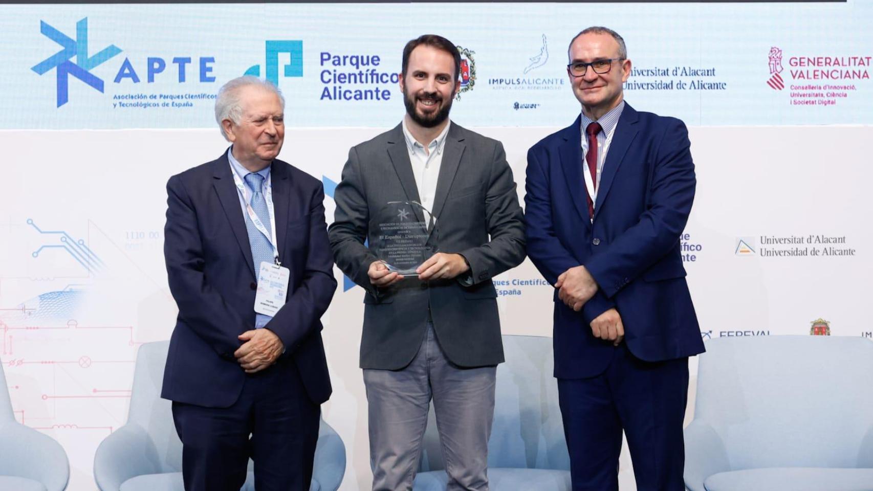 Un instante durante la entrega del Premio a la Divulgación de los Parques Científicos y Tecnológicos 2024 a Alberto Iglesias, subdirector de DISRUPTORES.