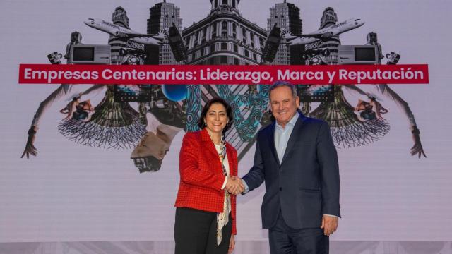 María Luisa Martínez Gistau, directora de Comunicación y Relaciones Institucionales de CaixaBank y Presidenta de Corporate Excellence, y Eduardo Navarro, director de Estrategia y Asuntos Corporativos de Telefónica.