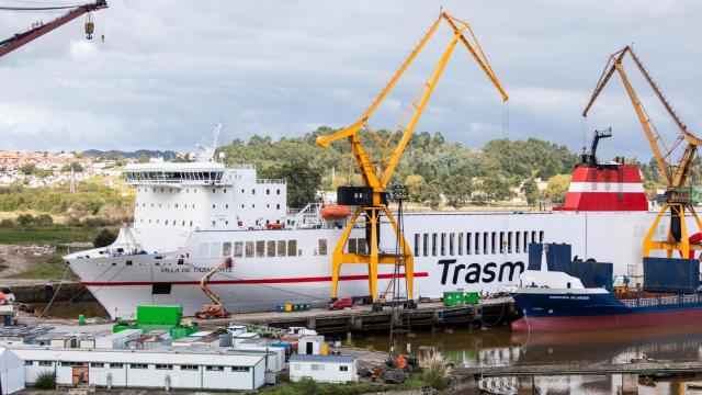 Uno de los astilleros de Pymar trabajando en un barco.