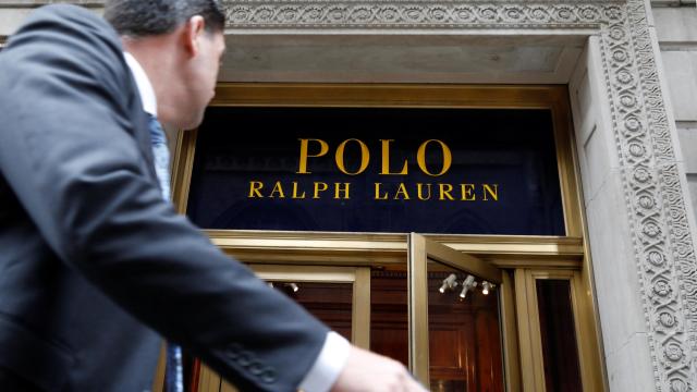 Un ejecutivo pasa por delante de una tienda de Ralph Lauren.