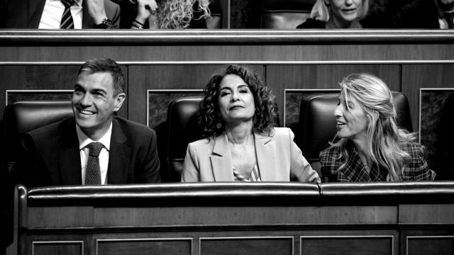 (I-D) El presidente del Gobierno, Pedro Sánchez; la vicepresidenta primera y ministra de Hacienda, María Jesús Montero y la vicepresidenta segunda y ministra de Trabajo, Yolanda Díaz, durante una sesión de control al Gobierno, en el Congreso de los Diputados