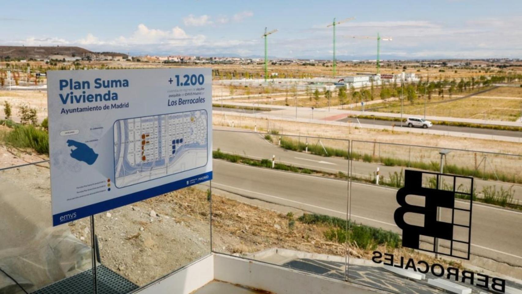 Cartel informativo del Plan Suma Vivienda en Los Berrocales.