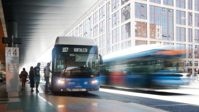 Varias personas se montan en un autobús de la EMT en la estación de Plaza de Castilla.