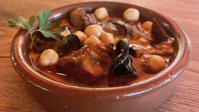 Callos veganos elaborado con setas, hongos y nuestro 'chorizo' vegano de El Viva.