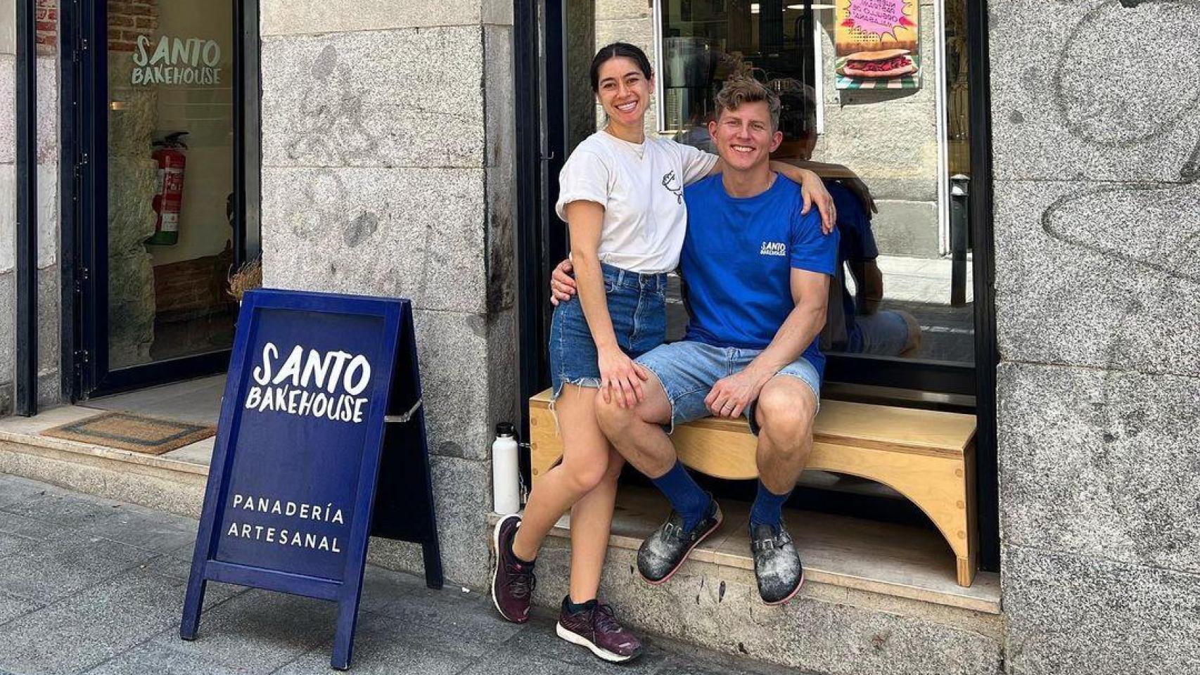 Valerie y George en la entrada de su panadería Santo Bakehouse.