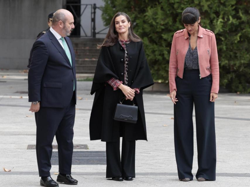 La Reina ha vuelto a ir de negro, con top de tweed.